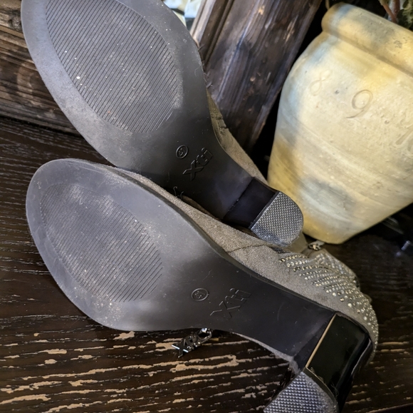 Grey and platinum boots.  Sz 41 - Picture 5 of 6